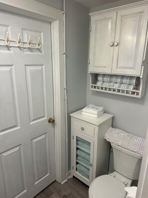 Serviettes fournies, savon, papier toilette