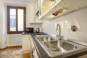 Micro-ondes, four, plaque de cuisson