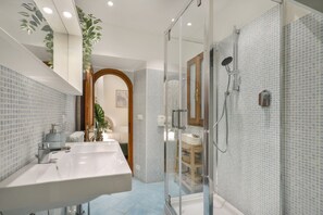 Dusche, Bidet, Handtücher, Toilettenpapier