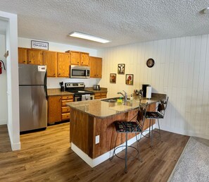 冷蔵庫、電子レンジ、オーブン、コンロ