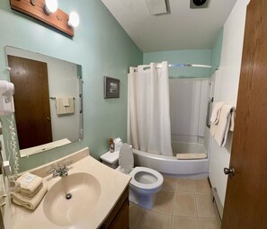 Sèche-cheveux, serviettes fournies