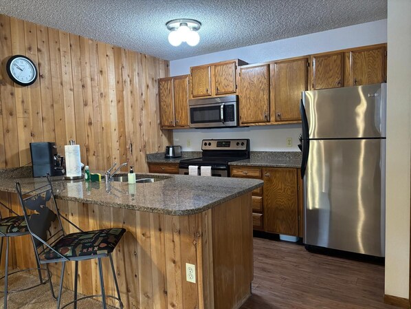 Køleskab, mikrobølgeovn, ovn, kogeplade