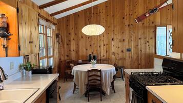 Een microgolfoven, een oven, een kookplaat, een vaatwasser