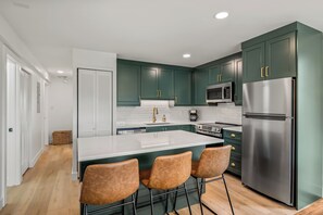 Een koelkast, een microgolfoven, een oven, een kookplaat