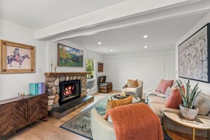 Televisie en een open haard