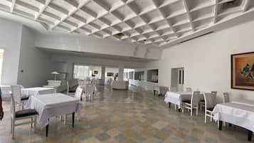 Breakfast, lunch and dinner served