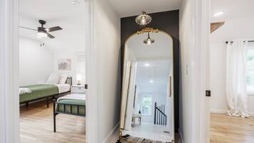 3 habitaciones, tabla de planchar con plancha, cuna de viaje y wifi