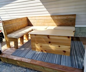 Terrace/patio - Bright Two Bedroom Suite with Private Entrance and Deck Near Downtown Golden (Golden)