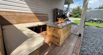 Cozy and Bright, newly renovated two bedroom suite. Only minutes from downtown!