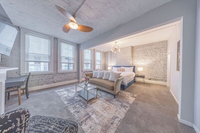 Cincy_Stay_And_Play / K&Q Comfort + Walkable Gem