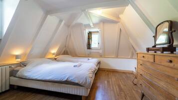 4 bedrooms, iron/ironing board, free WiFi, bed sheets