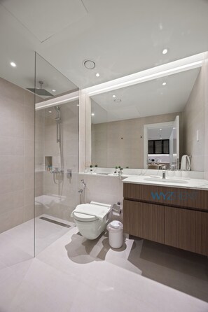 Articles de toilette gratuits, sèche-cheveux, serviettes fournies, savon