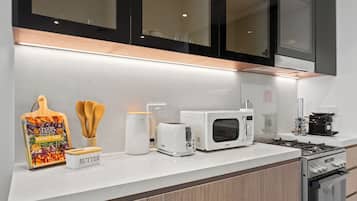 Lemari es, microwave, oven, dan kompor