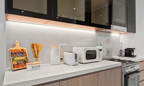 Kühlschrank, Mikrowelle, Ofen, Herdplatte