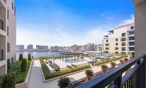 Rideaux occultants, chambres insonorisées, fer et planche à repasser