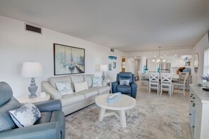 คอนโด, 2 ห้องนอน | บริเวณนั่งเล่น | สมาร์ททีวี