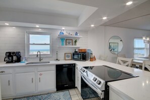Condo, 2 habitaciones | Cocina privada | Refrigerador, horno, parrilla de estufa y cafetera y tetera
