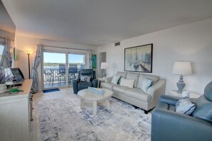 คอนโด, 2 ห้องนอน | บริเวณนั่งเล่น | สมาร์ททีวี