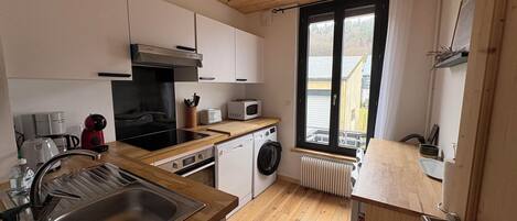 Een koelkast, een magnetron, een oven, een kookplaat