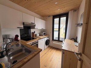 Frigorífico, microondas, horno y placa de cocina