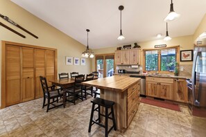 House, 2 Bedrooms | Dining - 3 Yellow Rail 2 Bedroom Home (Bend)