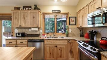 House, 2 Bedrooms | Private kitchen