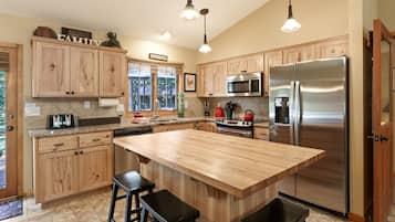 House, 2 Bedrooms | Private kitchen