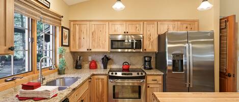 House, 2 Bedrooms | Private kitchen | Fridge, oven, coffee/tea maker, toaster