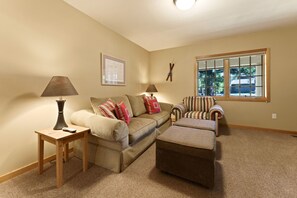 Living area - 3 Yellow Rail 2 Bedroom Home (Bend)