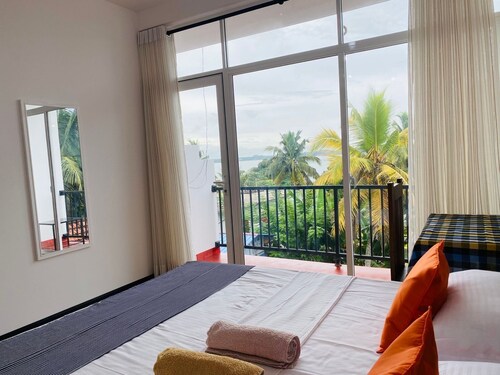 Spacious apartment with 13 bedrooms with bathrooms.Fiber wifi also have