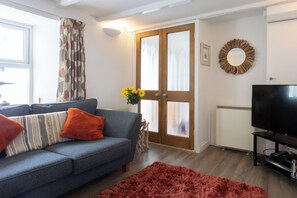 Smart TV - Perfectly located to enjoy breathtaking sea views of Porthleven beach  & harbour (Porthleven)