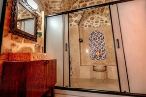 Habitación cuádruple Deluxe | Baño | Ducha, secador de pelo, zapatillas y toallas