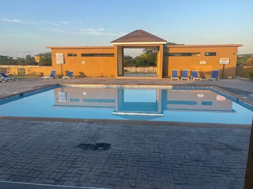 Harmony Haven 24hrs security, 2-BDR, Wi-Fi, AC, Ice Maker, pool @Colbeck Manor