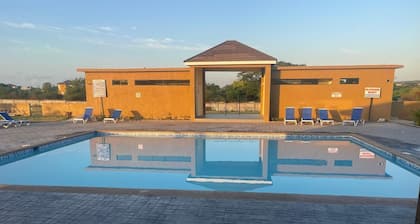 Harmony Haven 24hrs security, 2-BDR, Wi-Fi, AC, Ice Maker, pool @Colbeck Manor