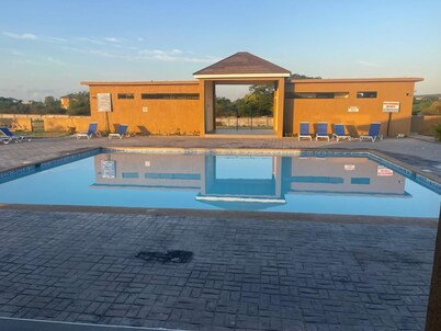 Harmony Haven 24hrs security, 2-BDR, Wi-Fi, AC, Ice Maker, pool @Colbeck Manor