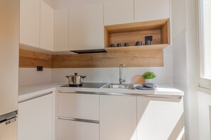 Réfrigérateur, micro-ondes, cafetière/bouilloire, bouilloire électrique