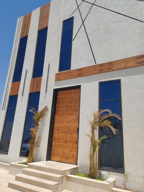 المنشأة من الخارج