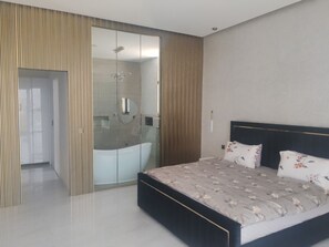 4 soveværelser, pengeskab på værelset, skrivebord, strygejern/strygebræt