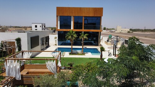 Nagawa Staycation- Luxury 4-Bedroom Villa with Private Pool & Mini Zoo