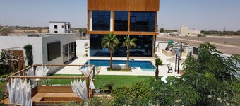 Nagawa Staycation- Luxury 4-Bedroom Villa with Private Pool & Mini Zoo