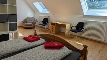 2 bedrooms, desk, bed sheets