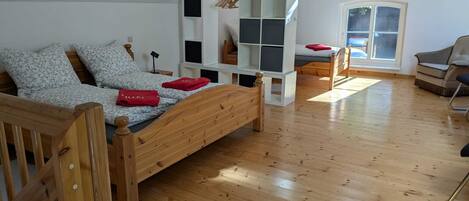 2 bedrooms, desk, bed sheets