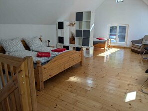 2 makuuhuonetta, työpöytä, vuodevaatteet