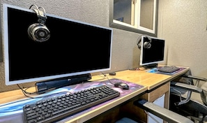 Studio | Desk, laptop workspace, free WiFi