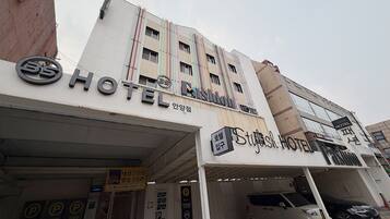 Mặt tiền nơi lưu trú