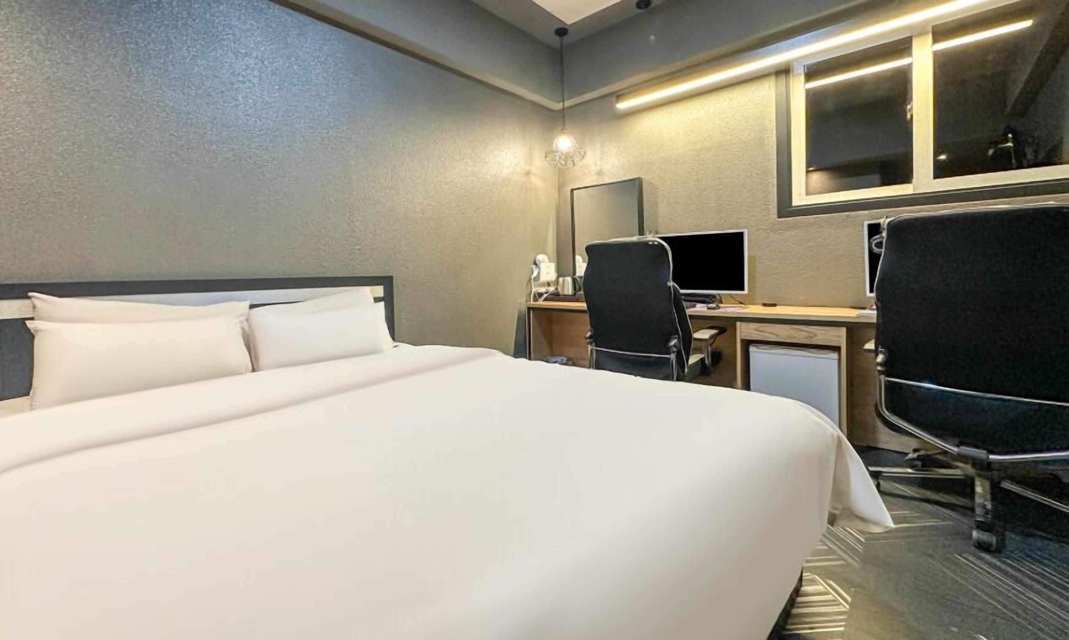 Studio | Bàn, khu vực làm việc phù hợp cho laptop 