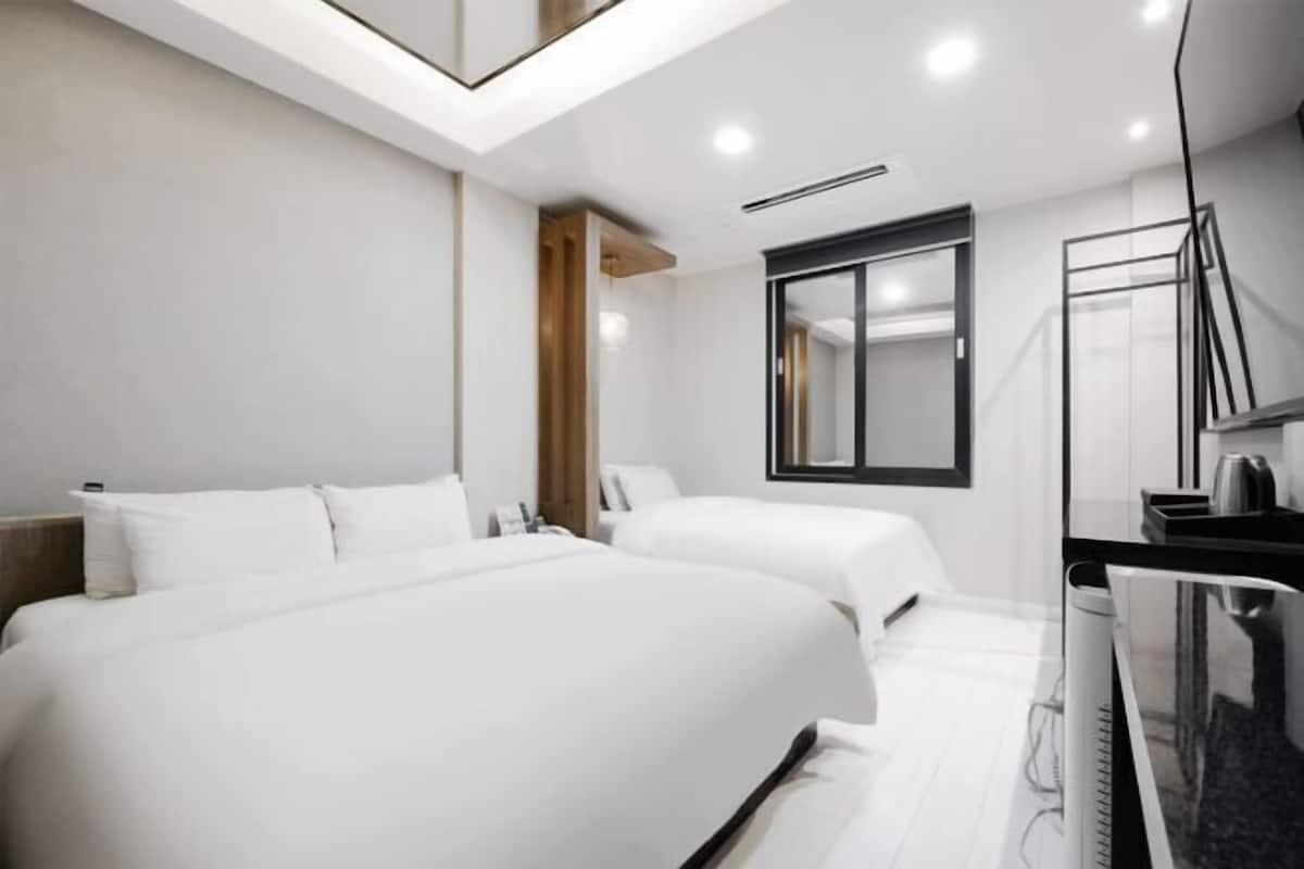 Desk, laptop workspace, free WiFi