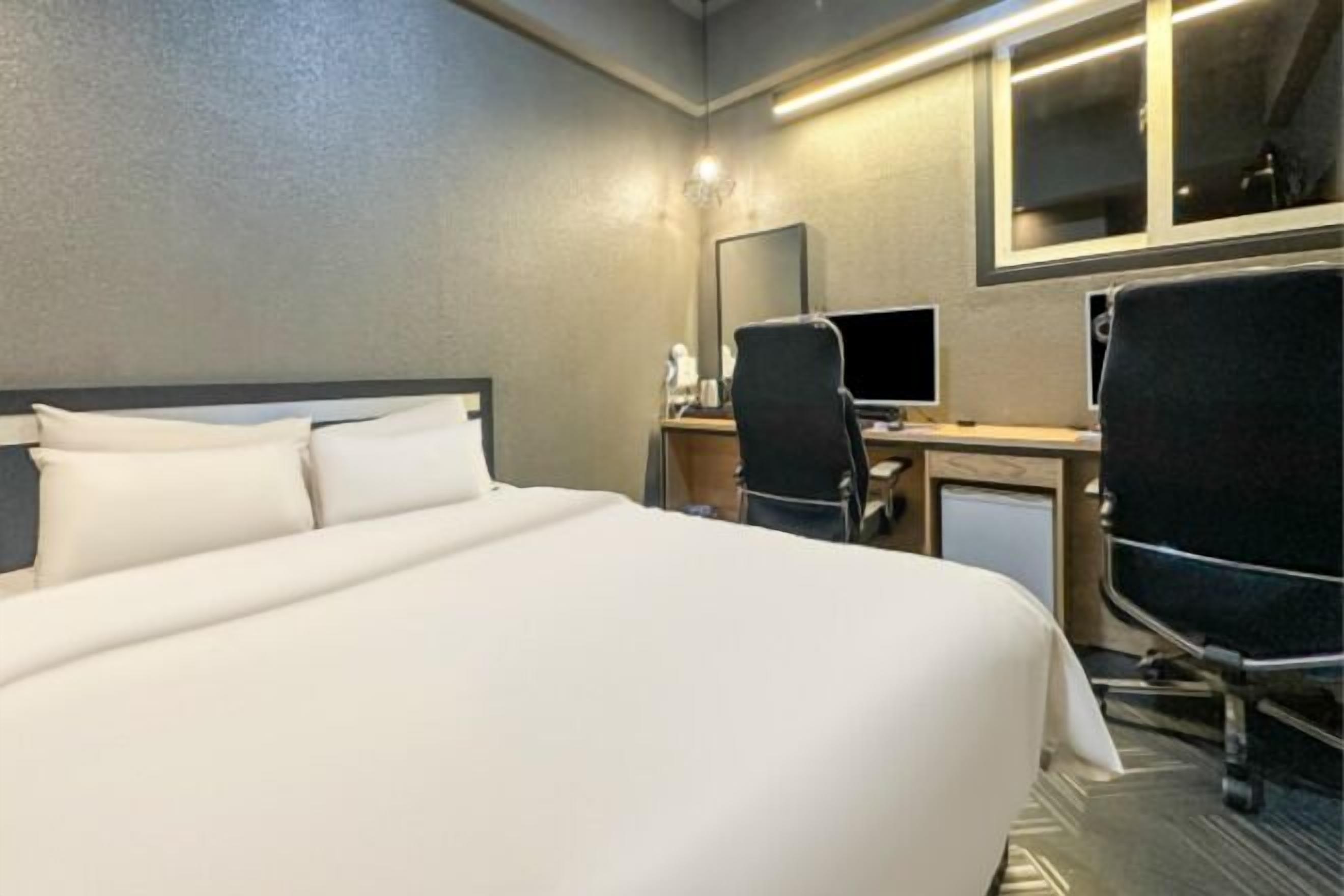 Bureau, espace de travail pour ordinateur portable, Wi-Fi gratuit