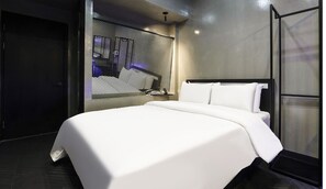 Studio | Desk, laptop workspace, free WiFi