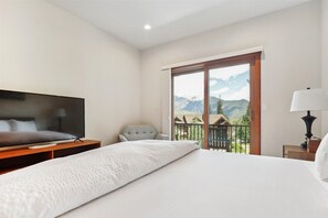 5 bedrooms, iron/ironing board, travel crib, free WiFi
